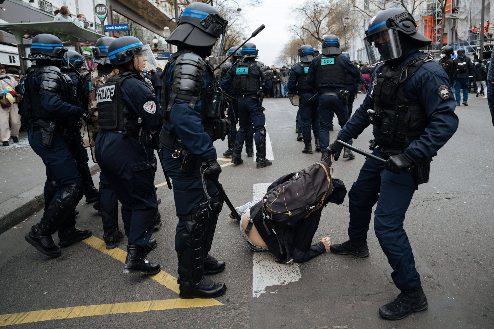 روایتی از یک خبرI لرزه شورش فرانسوی ها در دیواره های الیزه  