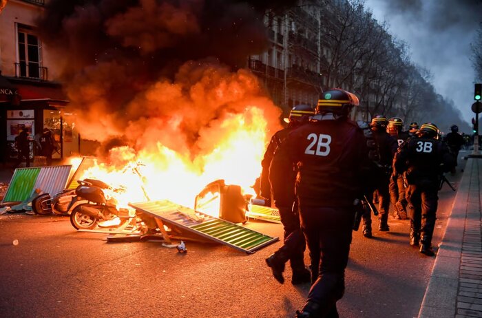 وزیر کشور فرانسه ۴۵ هزار نیروی امنیتی را به خیابان‌ها فرستاد