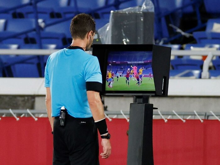 استفاده ازفناوری کمک داور ویدئویی در مسابقات فوتبال لارستان +فیلم