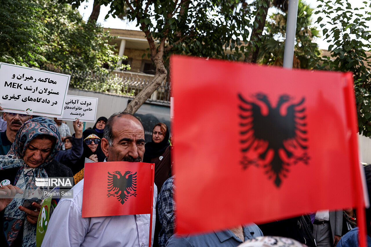 Arnavutluk hükümetinin Recevi örgütü liderlik konseyi üyelerini İran'a teslim etmesi gerekiyor 