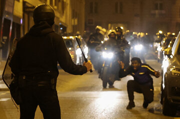 پلیس فرانسه ۳۲۲ نفر را در پنجمین شب اعتراضات بازداشت کرد