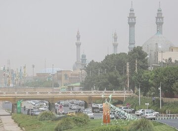 وزش باد و گرد و غبار بیشتر مناطق قم را در بر می‌گیرد 