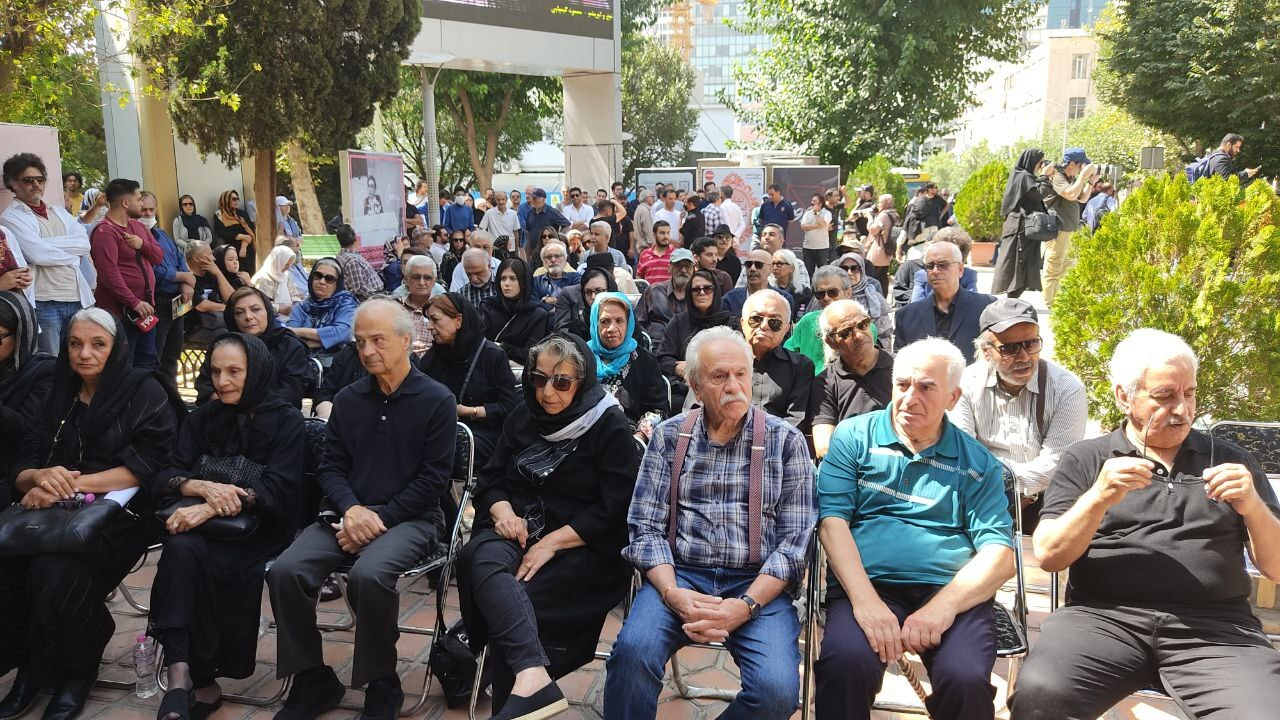 بدرقه پیکر فریماه فرجامی/ ابوالفضل پورعرب: اولین بار است که مردم برای عکسگرفتن نیامدهاند