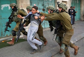 بازداشت ۱۷ فلسطینی در کرانه باختری/بستن ورودی های «الخلیل» با بلوکهای سیمانی