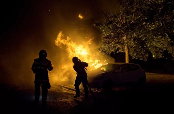 Fransa yedinci ateşli ve gerilimli gecesini yaşadı; sonuç 72 tutuklama ve 159 yakılan araba 