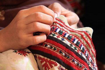 روایت رنگ و رنج در تار و پود هنر دست زنان سیستان و بلوچستان