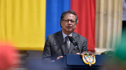 Gobierno colombiano firma decreto para oficializar cese al fuego con ELN