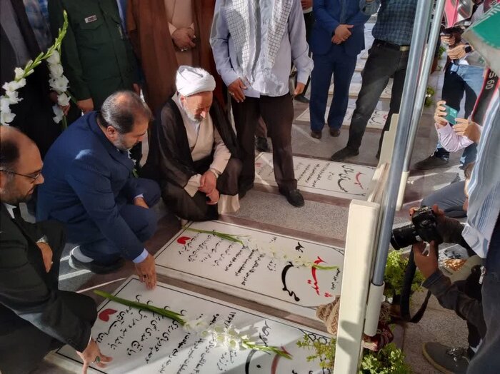استاندار اصفهان سفرش به اردستان را با ادای احترام به مقام شامخ شهدا آغاز کرد
