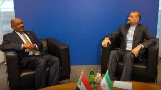 Die Außenminister Irans und Sudans treffen sich nach sieben Jahren abgebrochener diplomatischer Beziehungen