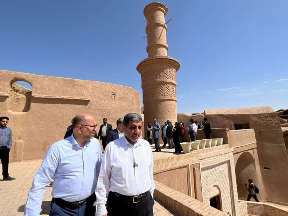 ضرغامی: قلعه تاریخی خرانق اردکان باید مرمت شود