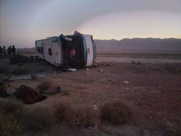 واژگونی اتوبوس مسافربری در مهریز یزد ۱۹ زخمی بر جا گذاشت