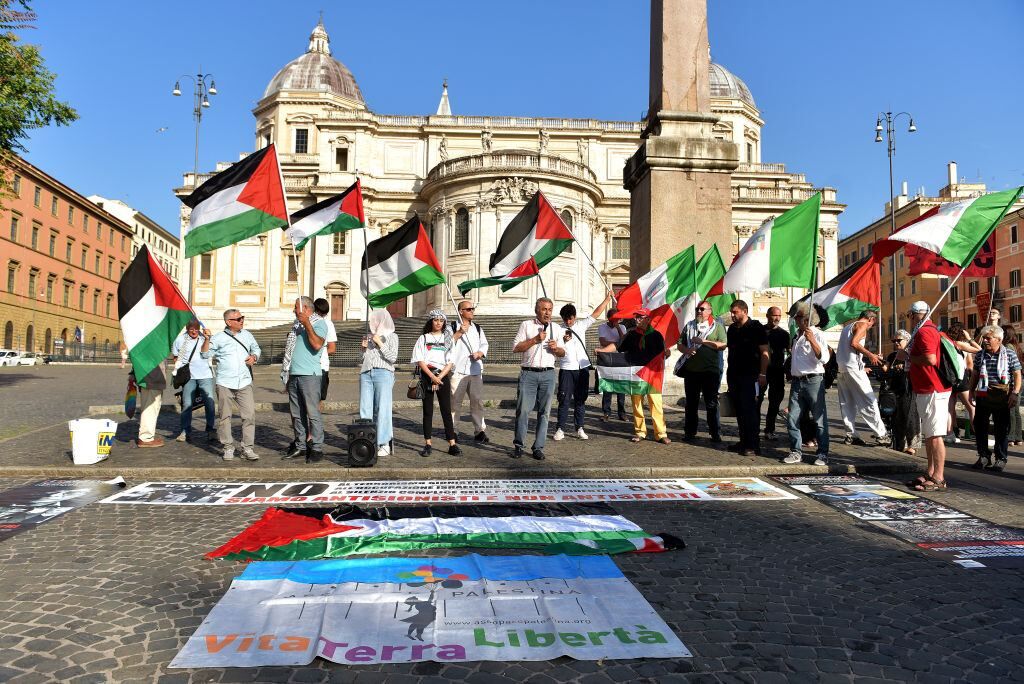 Filistin Milletini Destekleyen Bir Grup İtalya’da Gösteri Düzenledi