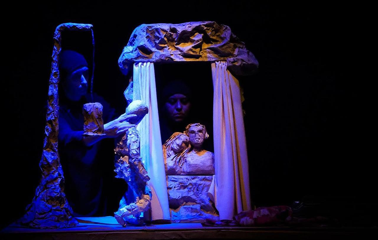 کارگردان نمایش «زندهبهگور»: عروسکها محرم راز هستند