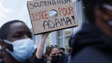 Les Français manifestent contre l'interdiction de manifester