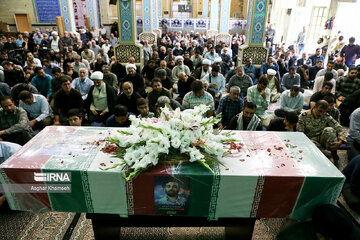 Funeral por el mártir defensor de santuarios sagrados “Mahdi Akbarpur Roshan”