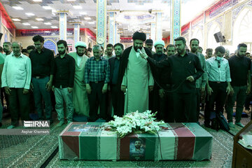 Funeral por el mártir defensor de santuarios sagrados “Mahdi Akbarpur Roshan”