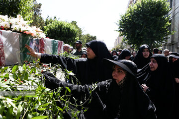 Funeral por el mártir defensor de santuarios sagrados “Mahdi Akbarpur Roshan”