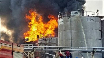 آتش‌سوزی در مخزن‌های نفتی شهرک صنعتی خلیج فارس بندرعباس 