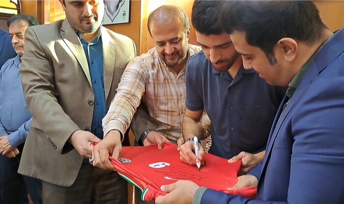 تجلیل شورا و شهرداری شهر بوشهر از مهدی طارمی