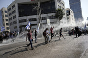 شلیک گلوله‌های فلج کننده به معترضان توسط پلیس اسرائیل/خبرنگار حامی «نتانیاهو» کتک خورد