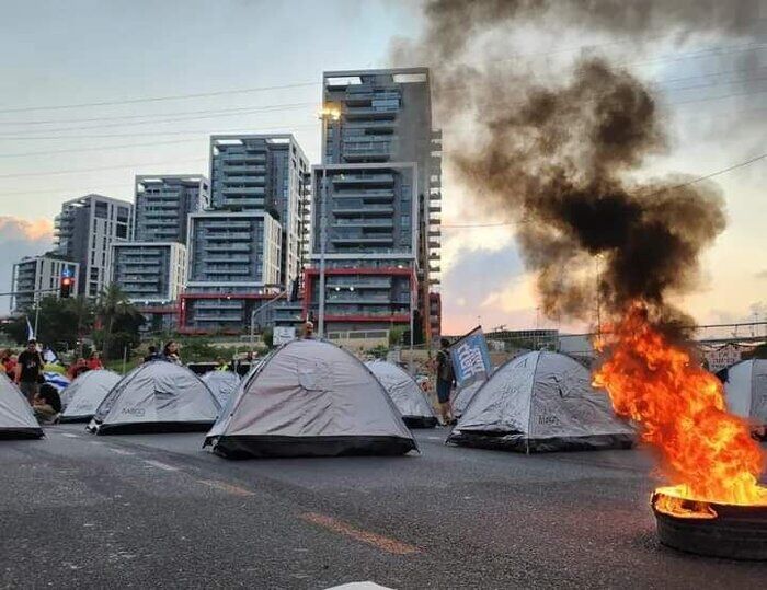 Anti-Netanyahu protesters set up tents on streets 