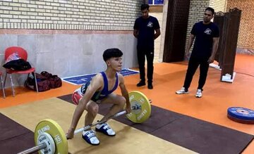 درخشش وزنه‌بردار نوجوان میبدی در مسابقات کشوری