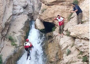 نجات چهار طبیعت گرد گرفتار شده در ارتفاعات جاده چالوس