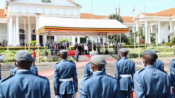 Cérémonie officielle de bienvenue pour le président  Raissi en Ouganda