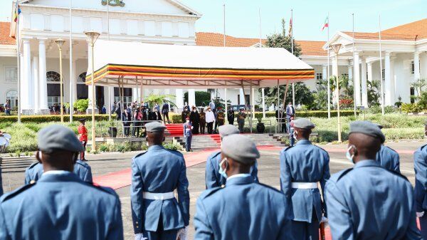 الرئيس الاوغندي يقيم مراسم استقبال رسمية لنظيره الايراني
