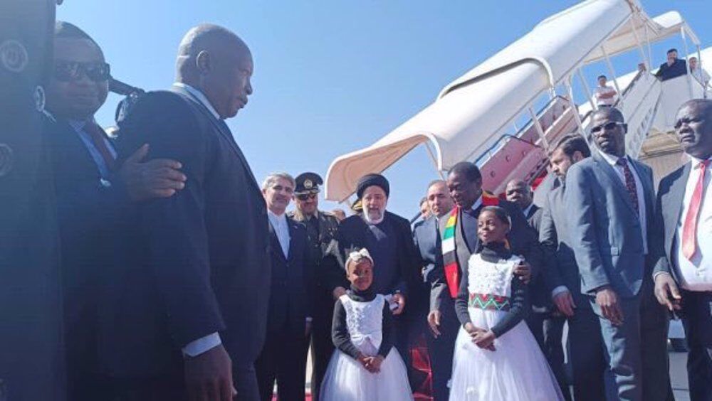 El presidente de Irán es recibido oficialmente en Zimbabue