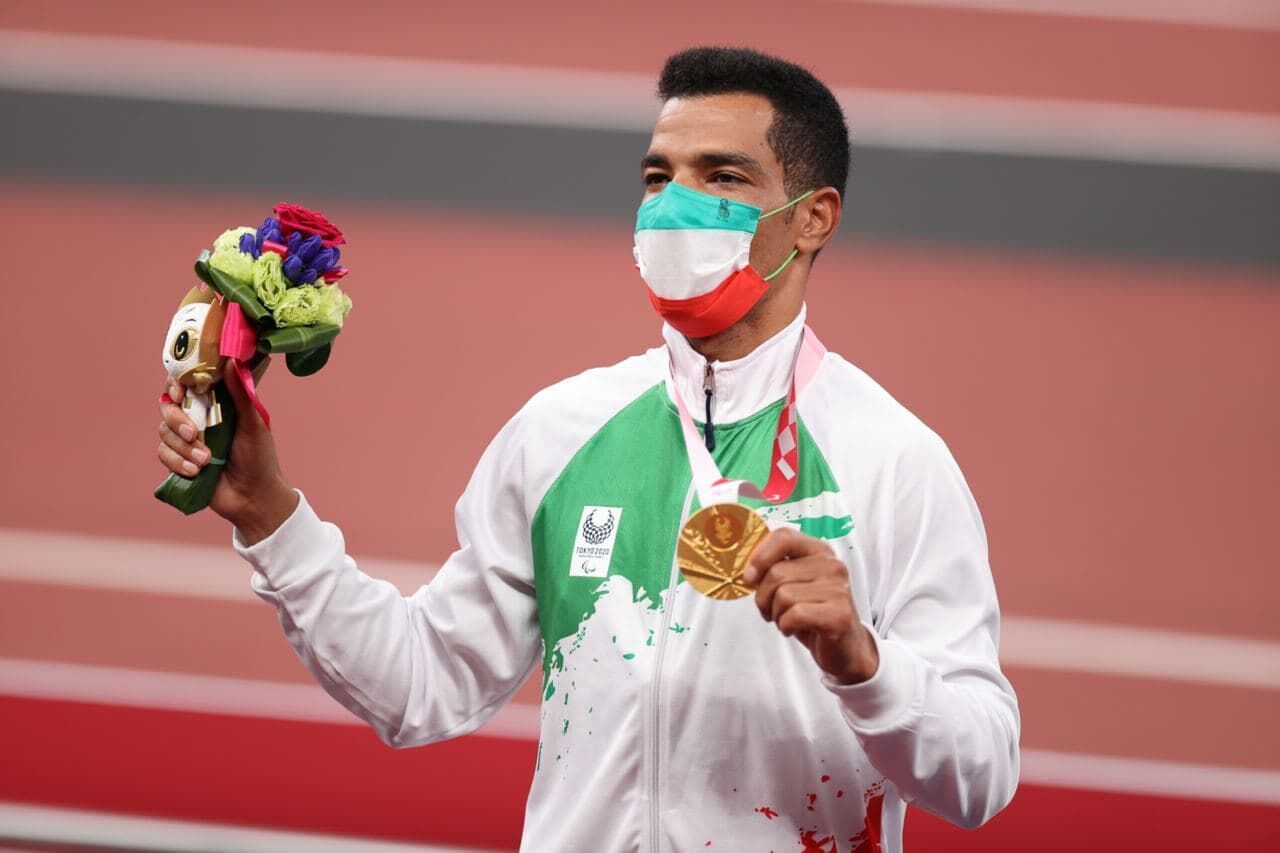 Lanzador de jabalina iraní rompe récord mundial y consigue la medalla de oro