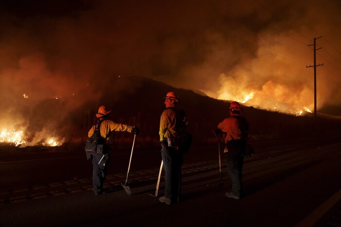کالیفرنیای آمریکا در آتش می سوزد؛ دستور تخلیه هزار خانه