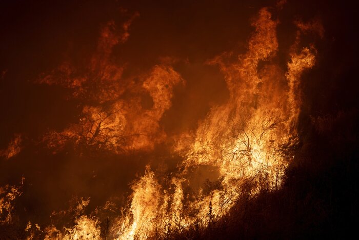 کالیفرنیای آمریکا در آتش می سوزد؛ دستور تخلیه هزار خانه