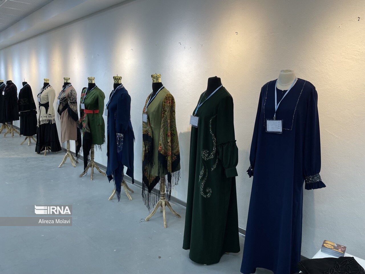 نمایشگاه مد و لباس اسلامی، ایرانی بانوان در کرمانشاه افتتاح شد