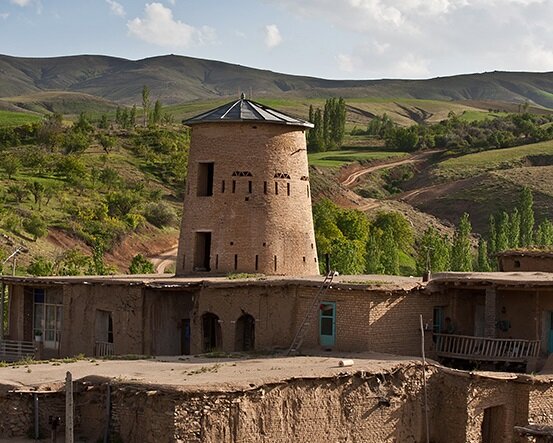 مرمت برج تاریخی روستای «بید کُرپه» در ملایر آغاز شد