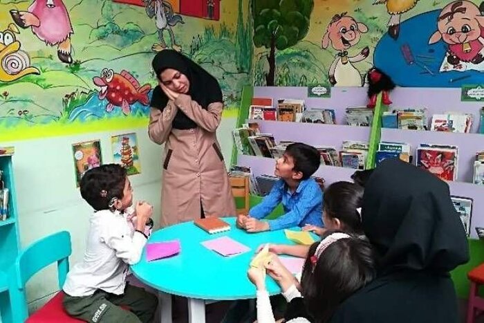 ارائه خدمت به زائران ناشنوای اربعین با زبان اشاره/ طلبههای آموزشدیده وارد عمل شدند
