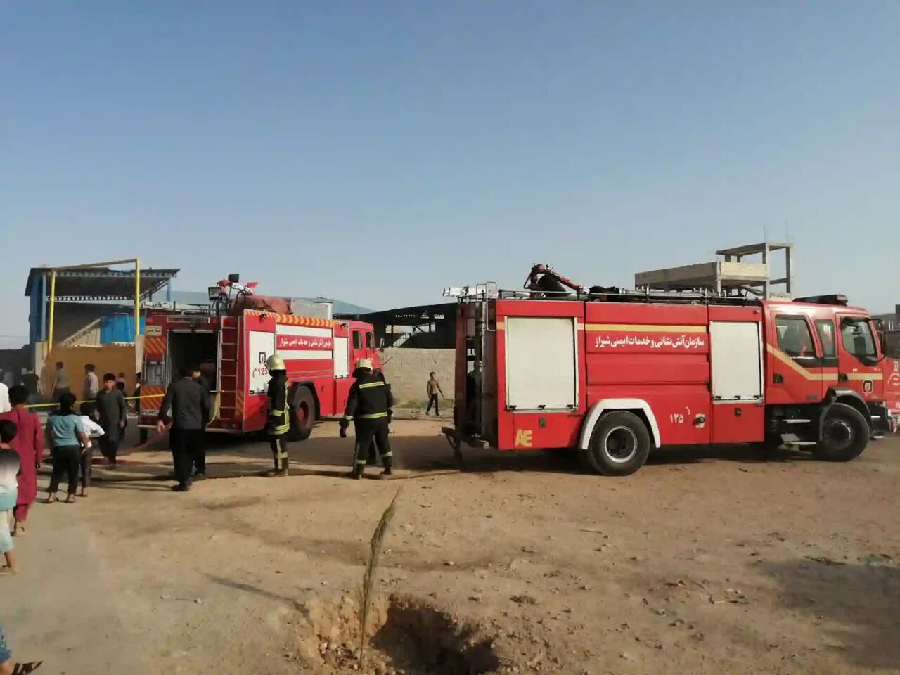 یک کارگاه چوب در روستای گچی شیراز طعمه آتش شد