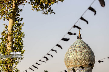 Iran-Muharram 2023 : changement du drapeau sur le dôme de Shahcheragh (P) à Chiraz au sud