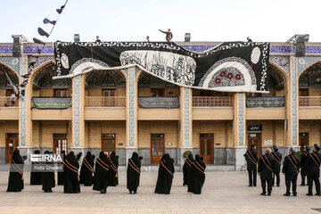 Iran-Muharram 2023 : changement du drapeau sur le dôme de Shahcheragh (P) à Chiraz au sud