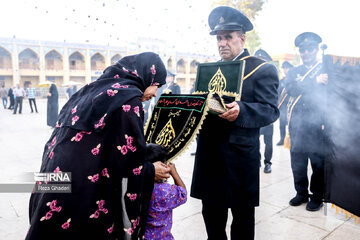 Iran-Muharram 2023 : changement du drapeau sur le dôme de Shahcheragh (P) à Chiraz au sud