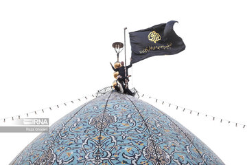 Iran-Muharram 2023 : changement du drapeau sur le dôme de Shahcheragh (P) à Chiraz au sud