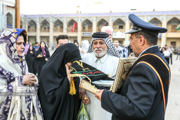 Iran-Muharram 2023 : changement du drapeau sur le dôme de Shahcheragh (P) à Chiraz au sud