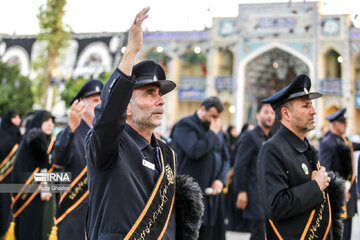 Iran-Muharram 2023 : changement du drapeau sur le dôme de Shahcheragh (P) à Chiraz au sud