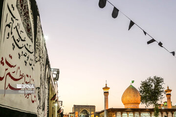 Iran-Muharram 2023 : changement du drapeau sur le dôme de Shahcheragh (P) à Chiraz au sud