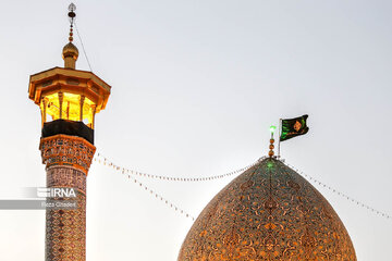 Iran-Muharram 2023 : changement du drapeau sur le dôme de Shahcheragh (P) à Chiraz au sud