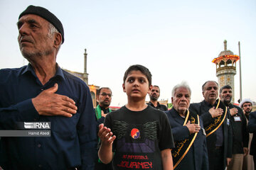 Flag of Hazrat Masoumeh shrine replaced to mourn for Imam Hussein