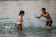 Wasserspiel der Kinder auf dem Platz Naghsh-e Jahan