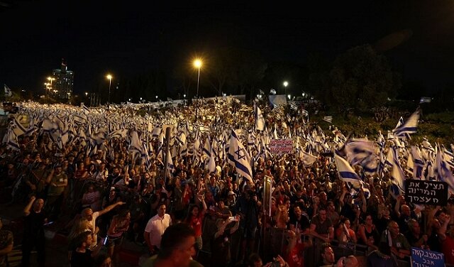 تظاهرات بی سابقه در تل آویو / یکصد هزار نفر علیه کابینه نتانیاهو شعار سردادند + فیلم