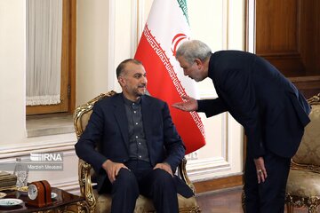 Le ministre d'État qatari aux Affaires étrangères rencontre le chef de la diplomatie iranienne à Téhéran