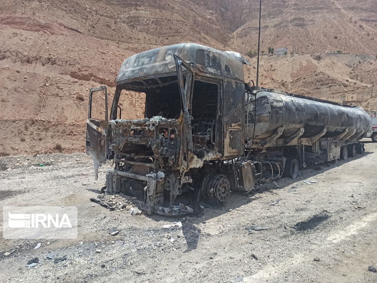 هشت خودروی سوخته از تونل تنگه زاع حاجی‌آباد خارج شد